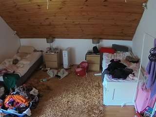 voyeurcam-julmodels-whitebed-3