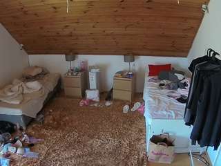 voyeurcam-julmodels-whitebed-3