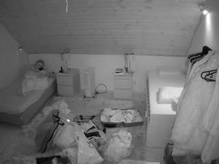 voyeurcam-julmodels-whitebed-3