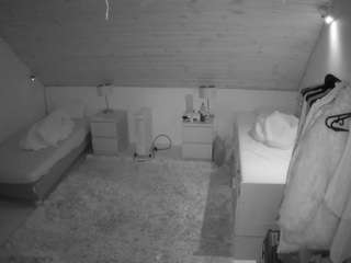 voyeurcam-julmodels-whitebed-3