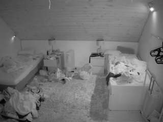 voyeurcam-julmodels-whitebed-3