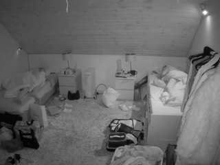 voyeurcam-julmodels-whitebed-3
