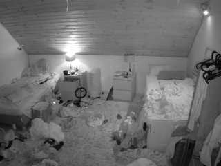 voyeurcam-julmodels-whitebed-3