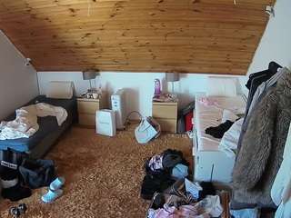 voyeurcam-julmodels-whitebed-3 camsoda