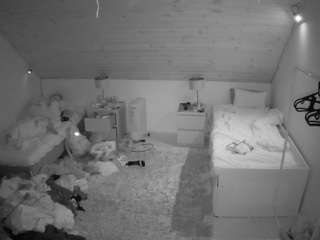 voyeurcam-julmodels-whitebed-3 camsoda