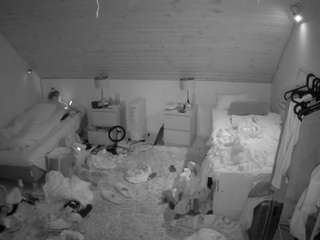 voyeurcam-julmodels-whitebed-3