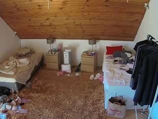 voyeurcam-julmodels-whitebed-3