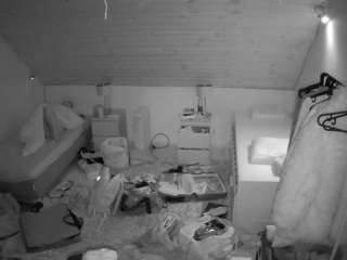 voyeurcam-julmodels-whitebed-3