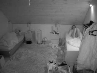voyeurcam-julmodels-whitebed-3