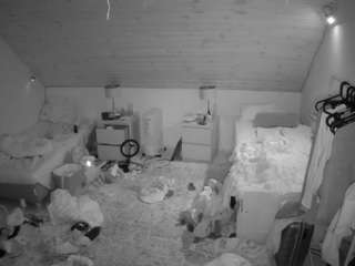 voyeurcam-julmodels-whitebed-3