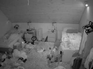 voyeurcam-julmodels-whitebed-3