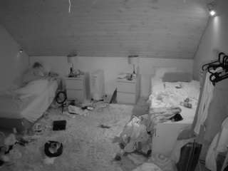 voyeurcam-julmodels-whitebed-3