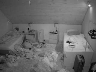 voyeurcam-julmodels-whitebed-3
