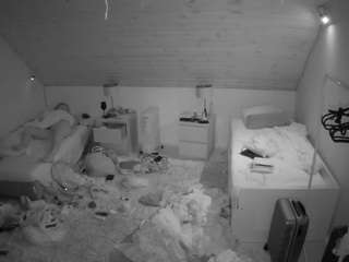 voyeurcam-julmodels-whitebed-3