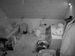 voyeurcam-julmodels-whitebed-3