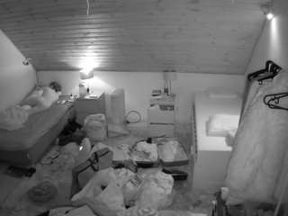 voyeurcam-julmodels-whitebed-3