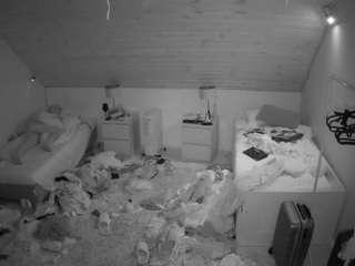 voyeurcam-julmodels-whitebed-3