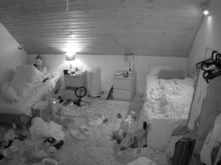 voyeurcam-julmodels-whitebed-3
