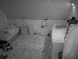 voyeurcam-julmodels-whitebed-3 Sex Cam Show