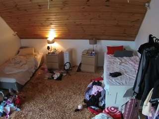 voyeurcam-julmodels-whitebed-3