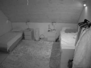 voyeurcam-julmodels-whitebed-3