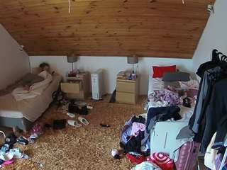voyeurcam-julmodels-whitebed-3