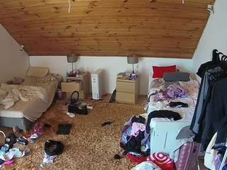 voyeurcam-julmodels-whitebed-3