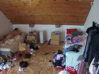 voyeurcam-julmodels-whitebed-3
