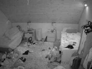 voyeurcam-julmodels-whitebed-3 Sex Cam Show