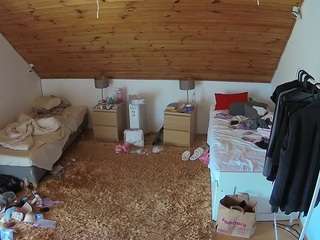 voyeurcam-julmodels-whitebed-3