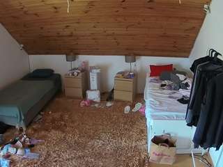 voyeurcam-julmodels-whitebed-3