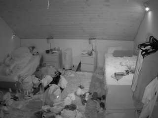 voyeurcam-julmodels-whitebed-3