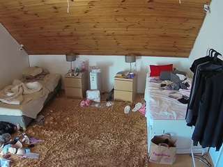 voyeurcam-julmodels-whitebed-3