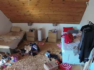 voyeurcam-julmodels-whitebed-3