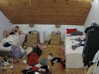 voyeurcam-julmodels-whitebed-3