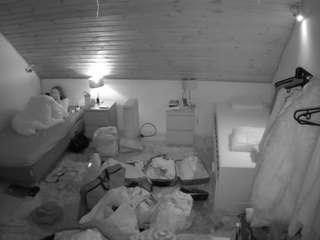 voyeurcam-julmodels-whitebed-3