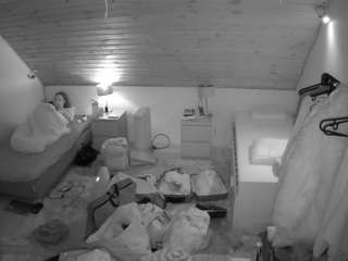 voyeurcam-julmodels-whitebed-3