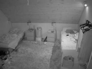 voyeurcam-julmodels-whitebed-3