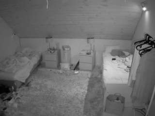 voyeurcam-julmodels-whitebed-3