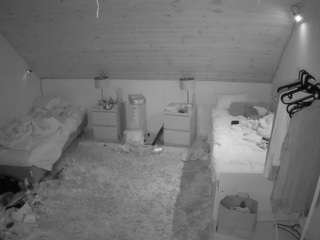 voyeurcam-julmodels-whitebed-3