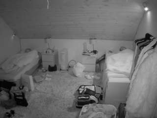 voyeurcam-julmodels-whitebed-3