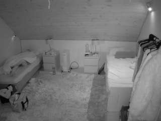 voyeurcam-julmodels-whitebed-3