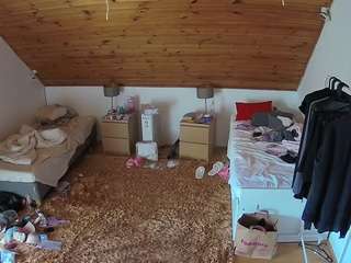 voyeurcam-julmodels-whitebed-3