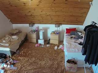 voyeurcam-julmodels-whitebed-3