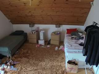 voyeurcam-julmodels-whitebed-3