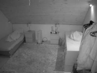 voyeurcam-julmodels-whitebed-3