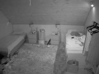 voyeurcam-julmodels-whitebed-3