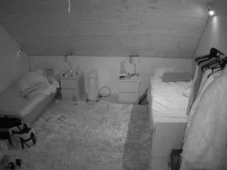 voyeurcam-julmodels-whitebed-3