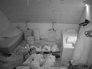voyeurcam-julmodels-whitebed-3