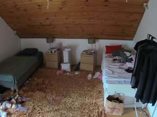 voyeurcam-julmodels-whitebed-3